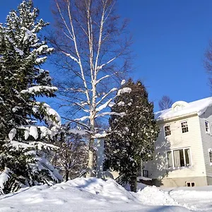 Chalet Banff - 6 Bedroom 6 Bathroom Niseko
